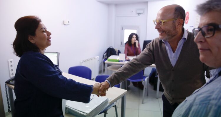 El delegado de Políticas Sociales, Familia e Igualdad, José Fernández, en su visita de hoy