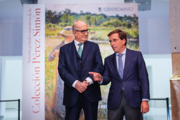 El alcalde de Madrid, José Luis Martínez-Almeida, junto al coleccionista Pérez Simón durante la presentación de la exposición