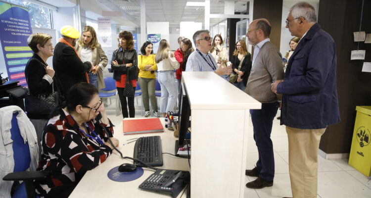 El delegado de Políticas Sociales, Familia e Igualdad, José Fernández, en su visita de hoy