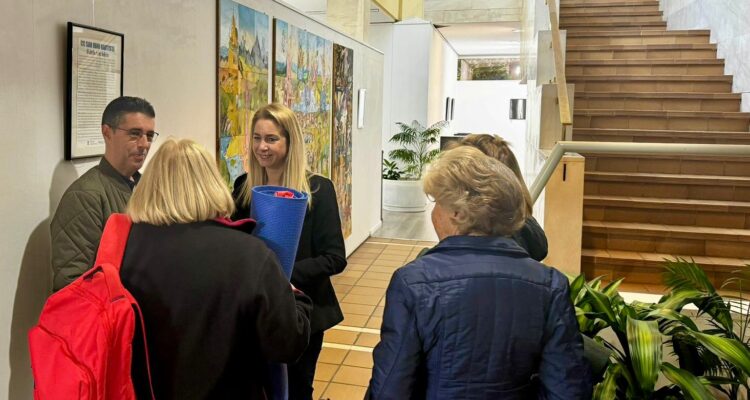 La concejala del distrito, Nadia Álvarez, durante la visita al Centro Cultural San Juan Bautista