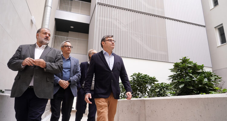 Álvaro González (derecha) y Ángel Ramos (izquierda) visita la promoción de viviendas Cañaveral 6