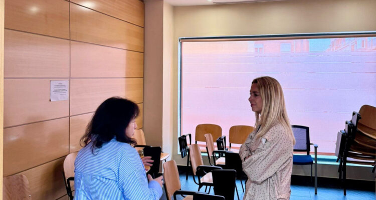 La concejala de Ciudad Lineal, Nadia Álvarez, durante la visita al Centro Sociocultural Siena