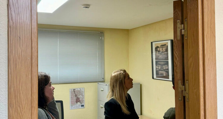 La concejala del distrito, Nadia Álvarez, durante la visita al Centro Cultural San Juan Bautista