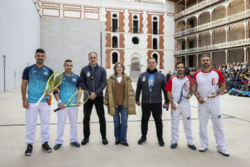 La delegada de Cultura, Turismo y Deporte, Marta Rivera de la Cruz, durante la exhibición de juegos vascos de pelota en el frontón Beti Jai.