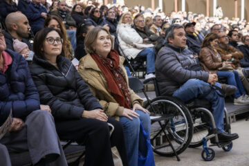 La delegada de Cultura, Turismo y Deporte, Marta Rivera de la Cruz, durante la exhibición de juegos vascos de pelota en el frontón Beti Jai.