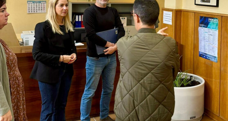 La concejala del distrito, Nadia Álvarez, durante la visita al Centro Cultural San Juan Bautista