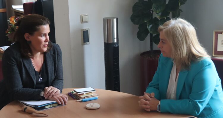 La vicealcaldesa de Madrid, Inma Sanz, conversa con la vicealcaldesa de Múnich, Verena Dietl