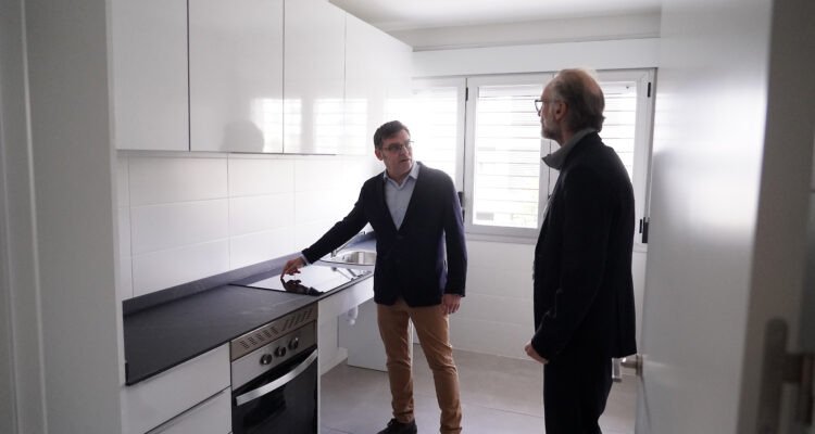 Álvaro González inspecciona el equipamiento de una cocina de la promoción de viviendas Cañaveral 6
