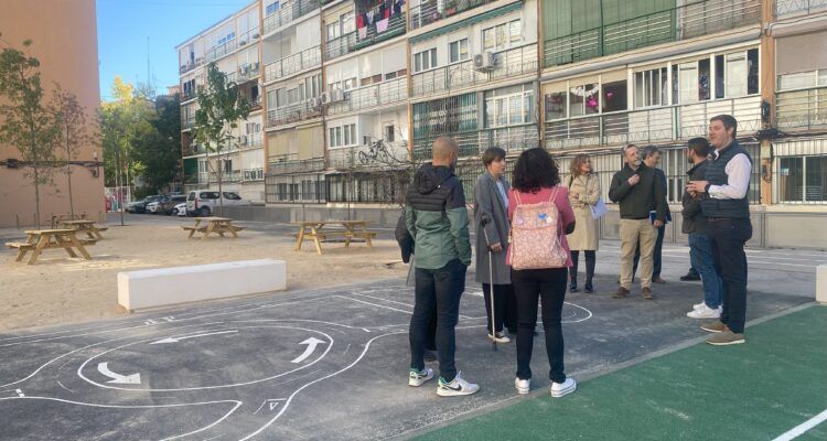 El concejal del distrito, Alberto González, durante las visitas al CEIP Bolivia