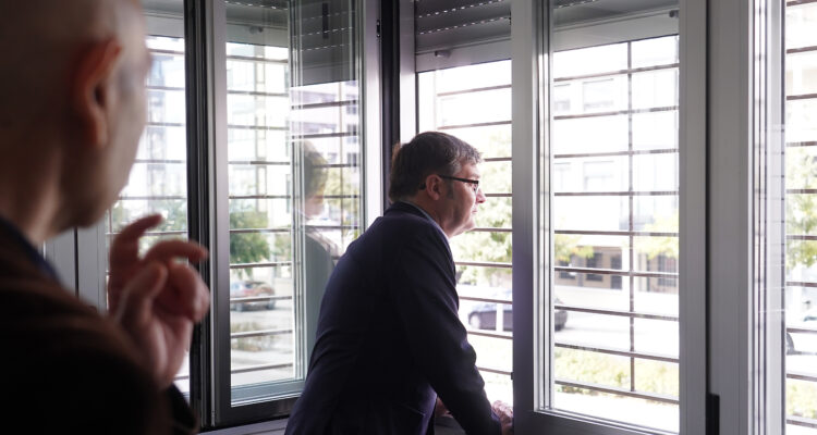 Álvaro González mira por una ventana de la promoción de viviendas Cañaveral 6