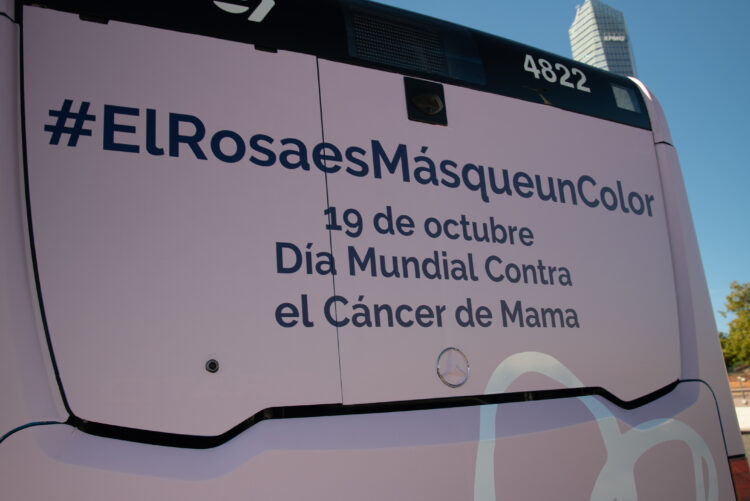 Parte trasera del autobús municipal vinilado de rosa con motivo del Día Mundial Contra el Cáncer de Mama