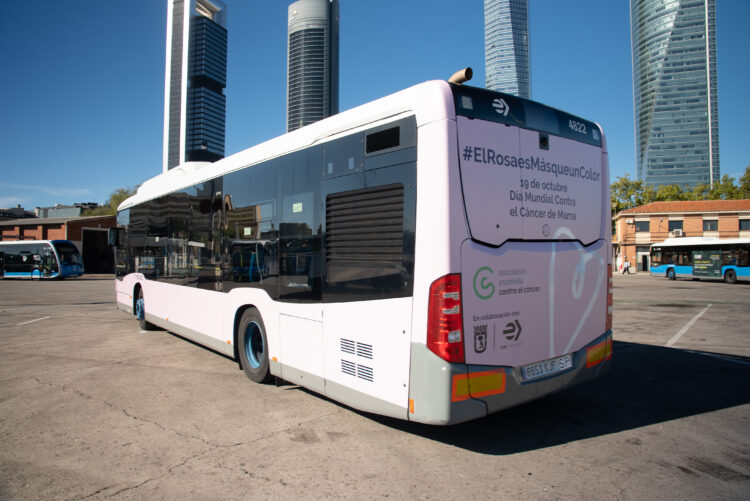 Autobús municipal vinilado de rosa con motivo del Día Mundial Contra el Cáncer de Mama