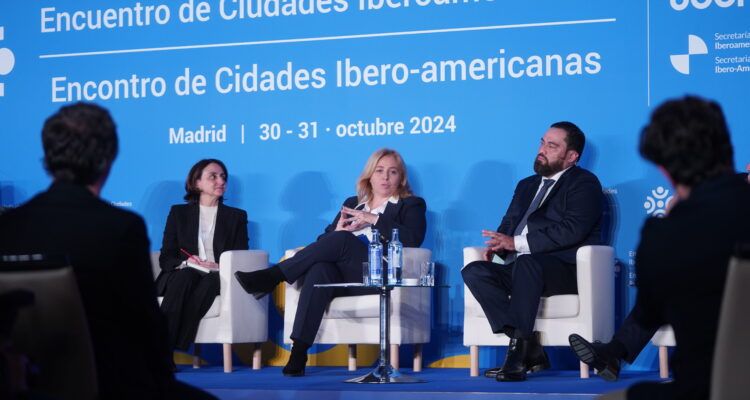 otro momento de la exposición de la vicealcaldesa de Madrid durante el encuentro