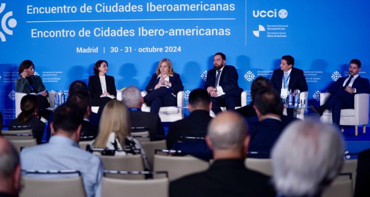 La vicealcaldesa, Inma Sanz, durante su exposición en el encuentro de UCCI