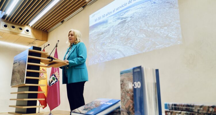 Sanz en la presentación del libro conmemorativo por el 50º aniversario de la M-30