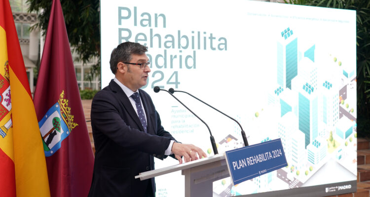 El delegado de Políticas de Vivienda, Álvaro González, en la presentación de la quinta convocatoria de El Plan Rehabilita 2024