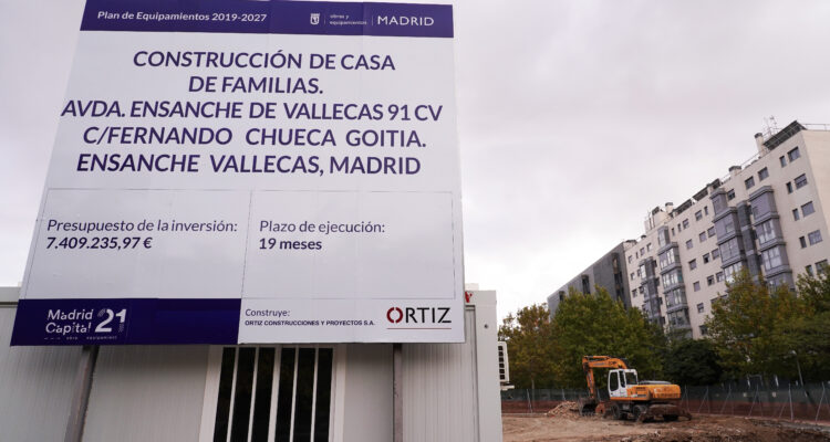 Sanz, García Romero y González en la visita de hoy. Recreaciones digitales de las nuevas instalaciones.