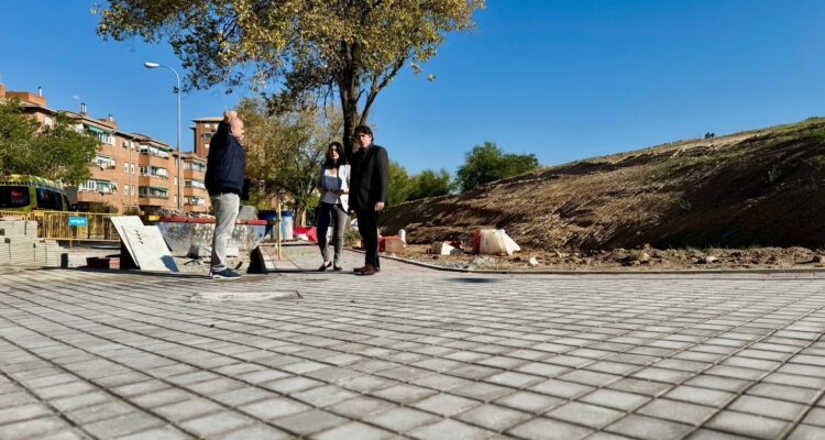 El concejal atiende las explicaciones sobre el desarrollo de las obras