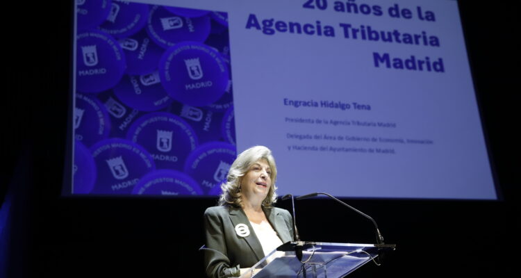 Engracia Hidalgo clausura la jornada conmemorativa del 20 aniversario Agencia Tributaria Madrid haciendo un discurso