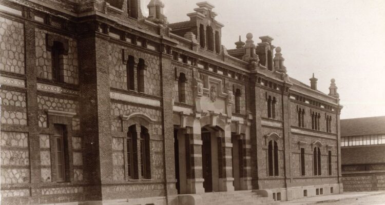 Fachada de uno de sus edificios, en la que puede verse su estilo neomudéjar