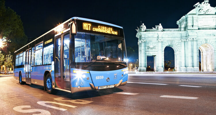 Autobús nocturno junto a la Puerta de Alcalá