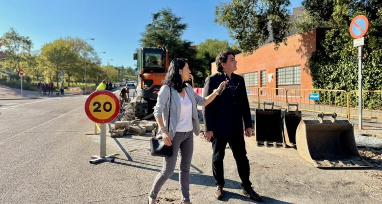Pérez observa el desarrollo de las obras