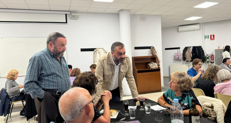 Segura conversa con un grupo de usurarios del centro