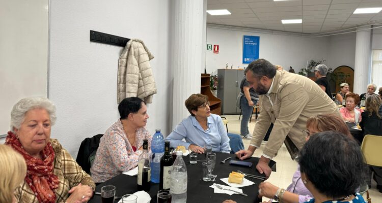 Segura mantiene contacto con un grupo de usuarias del centro