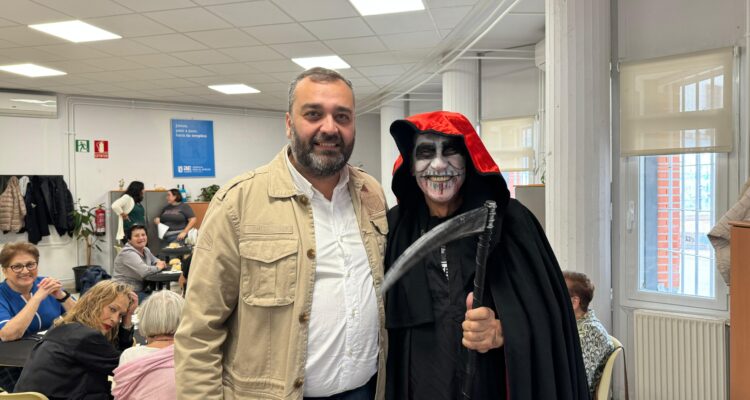 Segura posa con un usuario disfrazado por Halloween