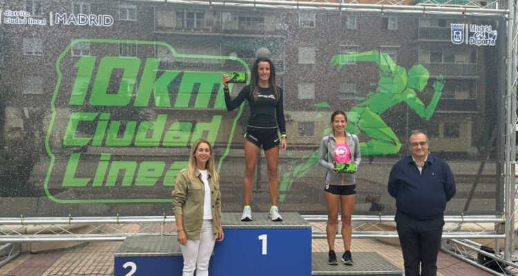 Nadia Álvarez entrega los trofeos en la III Carrera 10K de Ciudad Lineal