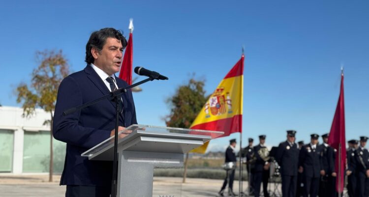 El concejal Pérez, en el homenaje a la bandera