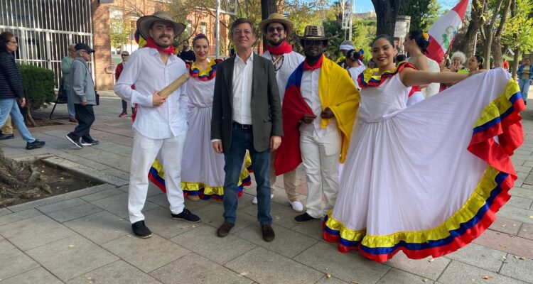 Martínez Páramo en el desfile Iberoamericano por el Día de la Hispanidad en el Barrio del Pilar