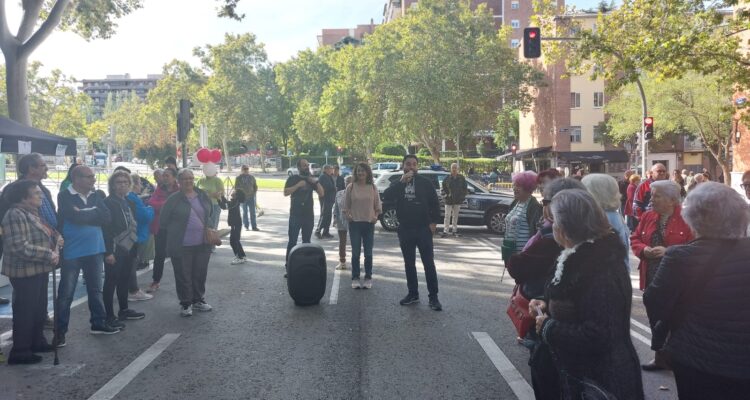 Ángel Niño asiste a la celebración del día de las personas mayores en Puente de Vallecas
