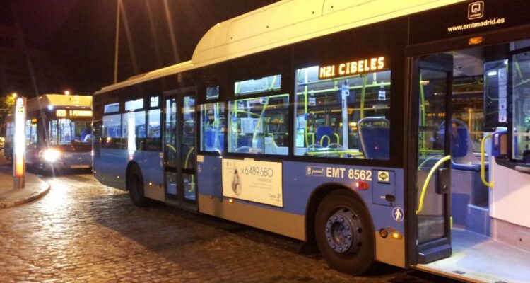 Buses en parada nocturna