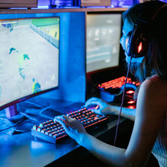 Imagen de una chica jugando a videojuegos.