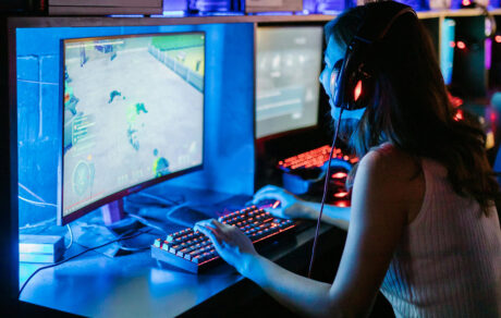 Imagen de una chica jugando a videojuegos.