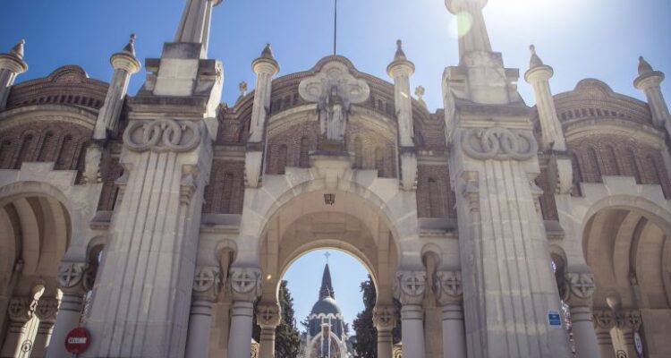 Entrada al cementerio de La Almudena