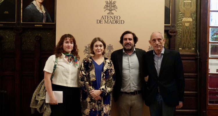 Foto grupal de Marta Rivera de la Cruz, delegada del Área de Gobierno de Cultura, Turismo y Deporte, Presentación del cuadro para conmemorar a Rosa Chacel en el Ateneo de Madrid