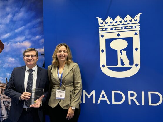 El delegado de Políticas de Vivienda y presidente de la Empresa Municipal de la Vivienda y Suelo (EMVS Madrid), Álvaro González, recogiendo en Sevilla el Premio a la mejor transformación urbana por el Plan Transforma Madrid