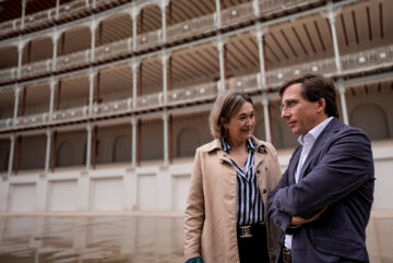 El alcalde de Madrid, José Luis Martínez-Almeida, junto a la delegada de Cultura, Turismo y Deporte, Marta Rivera de la Cruzdurante la inauguración del Centro de Interpretación del frontón Beti Jai