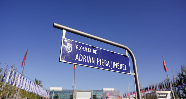 Placa de la glorieta Adrián Piera Jiménez en recuerdo al impulsor de IFEMA Madrid