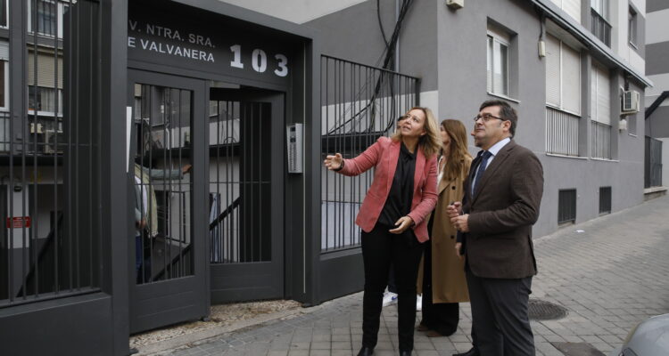 El delegado de Políticas de Vivienda, Álvaro González, visitando una de las 15 viviendas monitorizadas en un edificio residencial del distrito de Carabanchel