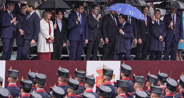 Almeida asiste al desfile del Día de la Hispanidad