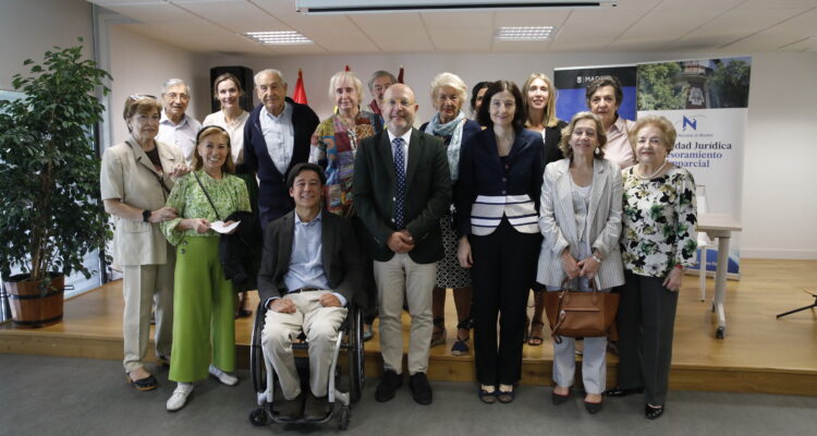 El delegado de Políticas Sociales, Familia e Igualdad, José Fernández, y la vicedecana del Colegio Notarial de Madrid, Concepción Pilar Barrio, posan junto con los asistentes al acto de firma