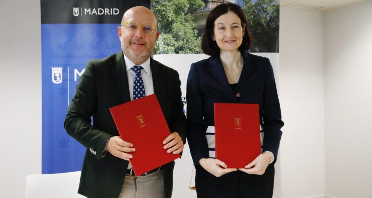 El delegado de Políticas Sociales, Familia e Igualdad, José Fernández, y la vicedecana del Colegio Notarial de Madrid, Concepción Pilar Barrio, posan con el protocolo de colaboración firmado