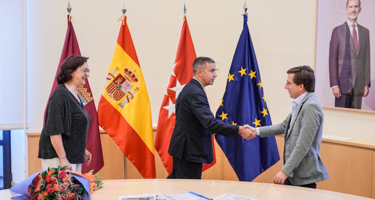 Almeida en la reunión con la Asociación de Vendedores Profesionales de Prensa de Madrid