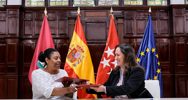 Intercambio de documentos entre la coordinadora general de la Alcaldía, Inmaculada Sánchez-Cervera (derecha), y la presidenta de FAPROMED, Urbania Rondón (izquierda)