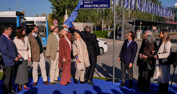 Momento en el que se descubre la placa de la glorieta Adrián Piera Jiménez en presencia del alcalde de Madrid, José Luis Martínez-Almeida