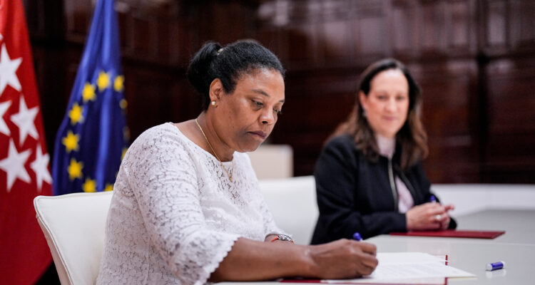 La presidenta de FAPROMED, Urbania Rondón (izquierda), firma el convenio de colaboración junto a la coordinadora general de la Alcaldía, Inmaculada Sánchez-Cervera