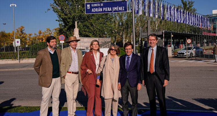 Asistentes al acto de descubrimiento de la placa de la glorieta Adrián Piera Jiménez, al que han asistido el alcalde de Madrid, José Luis Martínez-Almeida, y el concejal de Barajas, Juan Peña